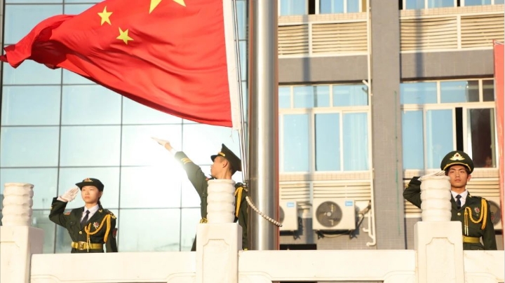 消防在心 安全同行——南充師范學(xué)校舉行2024年秋季學(xué)期第十周朝會儀式